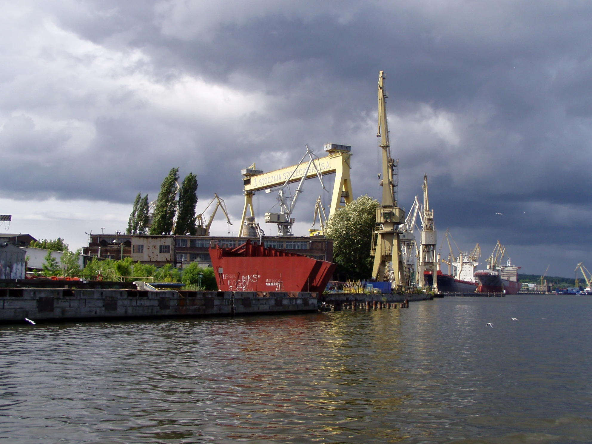 Trasa nr 6 - rejsy na Basen Kaszubski i Zielony Kanał, Stare dźwigi portowe, widok na centrum Szczecina